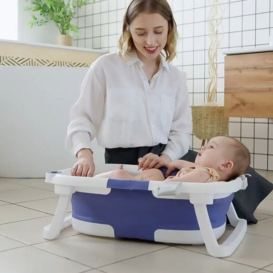 baignoire bebe ergonomique bleu blanc bebe allonge dedans maman
