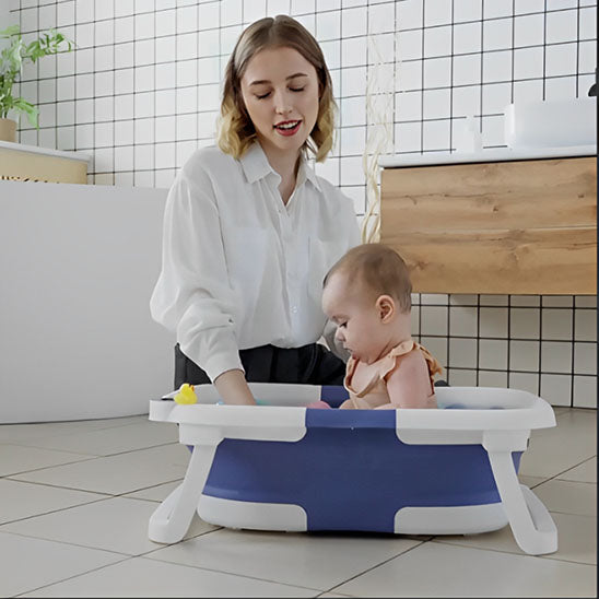 baignoire bebe ergonomique bleu blanc bebe dedans maman