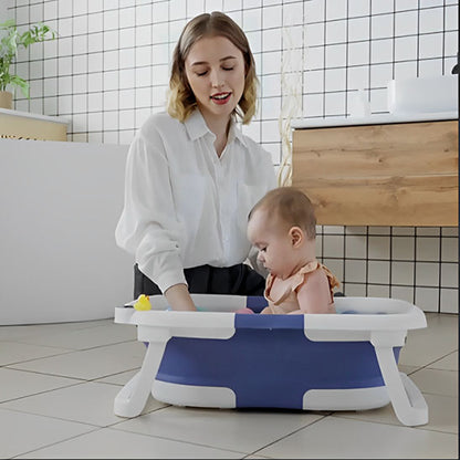 baignoire bebe ergonomique bleu blanc bebe dedans maman