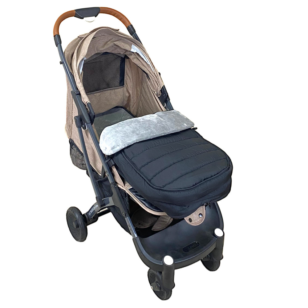 chanceliere poussette sur poussette-pliee haut arriere plan blanc