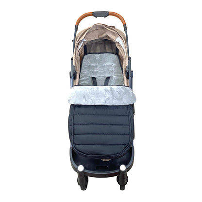 chanceliere poussette sur poussette-pliee haut frontal arriere plan blanc