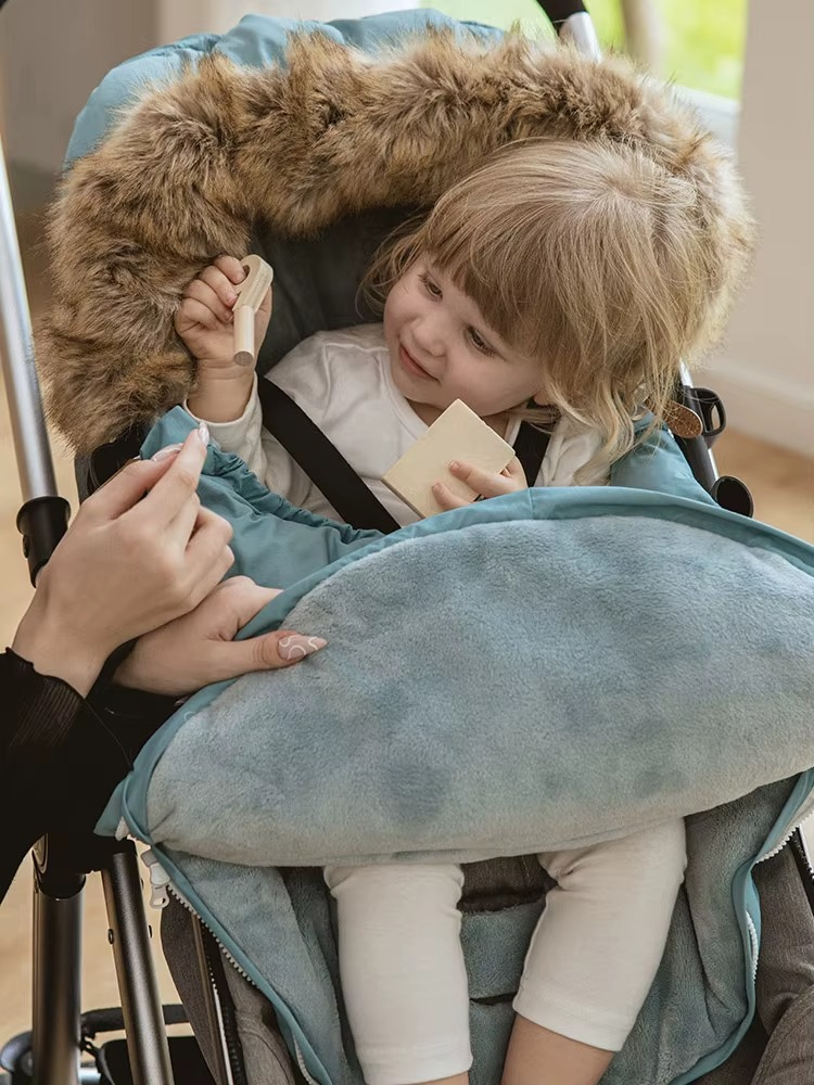 chanceliere poussette universelle wintercozy turquoise enfant assit avec