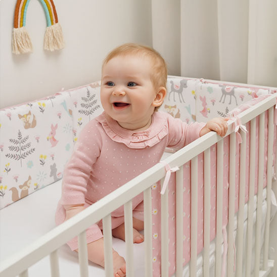 tour de  lit bebe fillette souris dans berceau